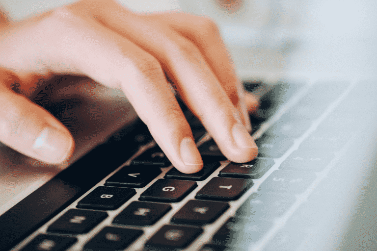 Foto van vingers op een toetsenbord die data entry moeten voorstellen