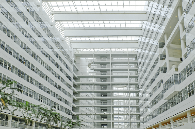 Foto van de binnenkant van het stadskantoor van de Gemeente Den Haag