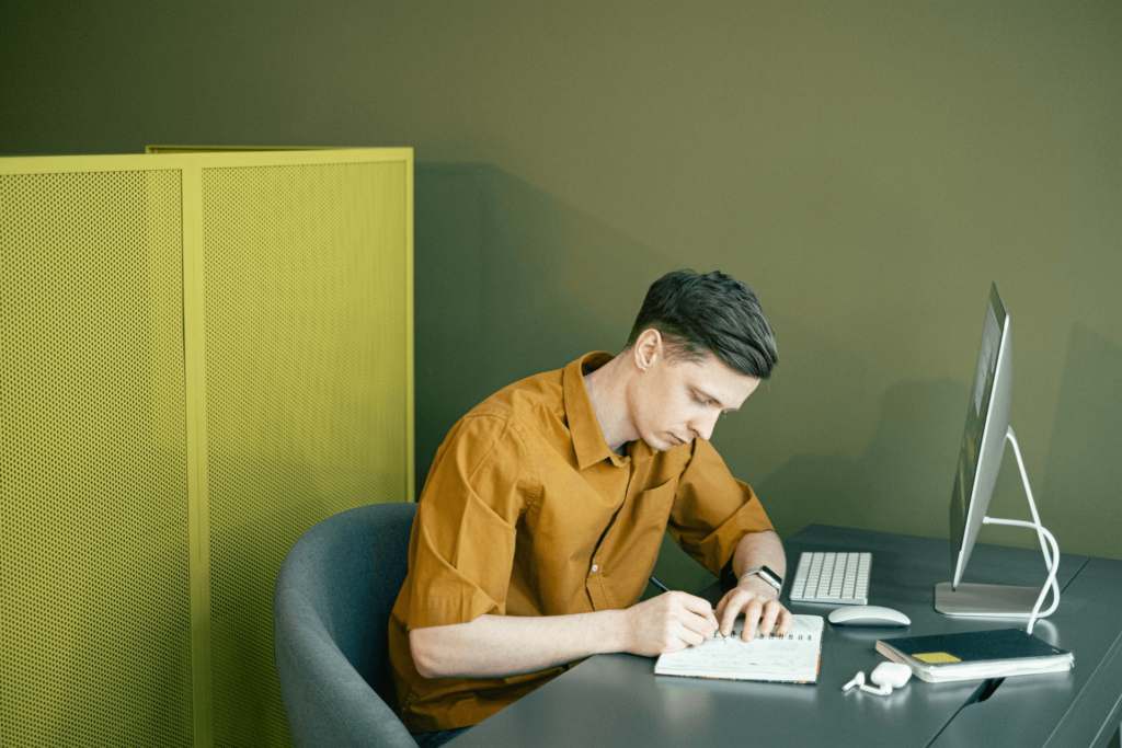 Foto van handen die aan het typen zijn, toetsenbord laptop