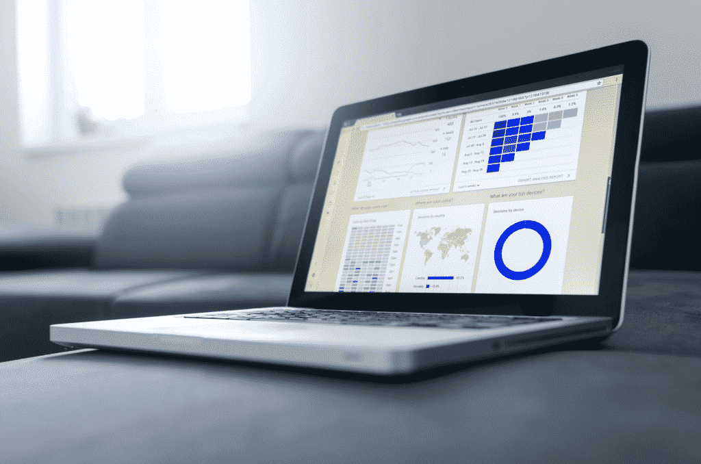 Foto van een laptop met een voorbeeld dashboard