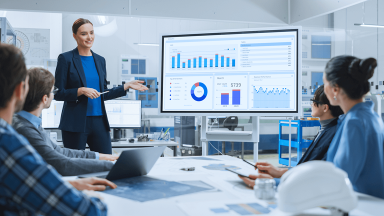 Dame die lesgeeft in Power BI en een dashboard bespreekt