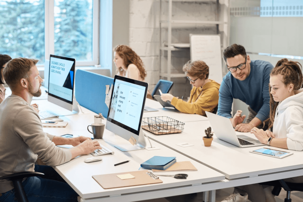 Technologische versnelling en vervreemding: hoe organisaties het contact met hun mensen verliezen – en kunnen herstellen