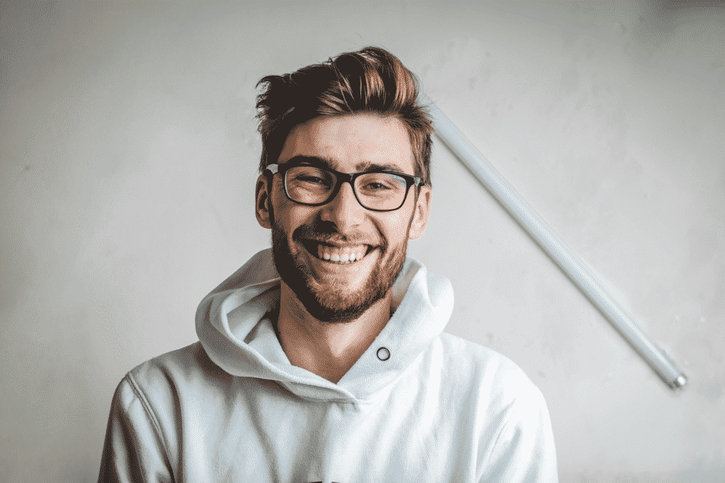 Foto van lachende jongeman, casual gekleed, die een BI product owner moet voorstellen